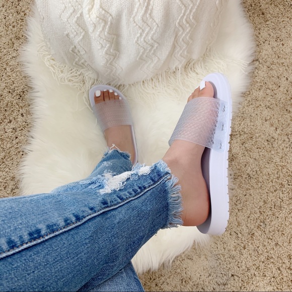 NEW Natalie Slip Ons- in White - Picture 5 of 5